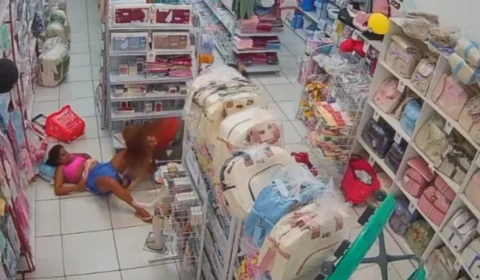 Mulher dá à luz no corredor de loja enquanto fazia compras; vídeo impressiona