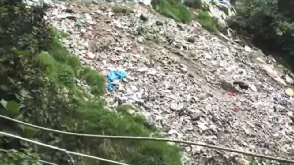 Moradores de Iranduba denunciam lixão a céu aberto na Defensoria Pública do AM