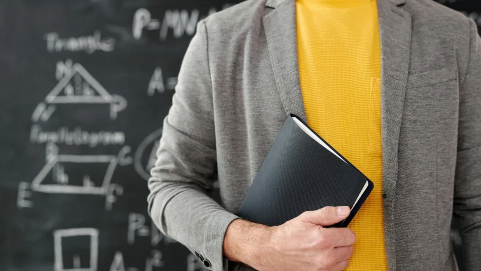 Piso dos professores é reajustado para R$ 5.130,63 com nova regra federal