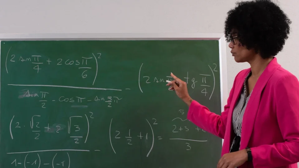 Receita Federal nega aumento de imposto para professores após reajuste do piso