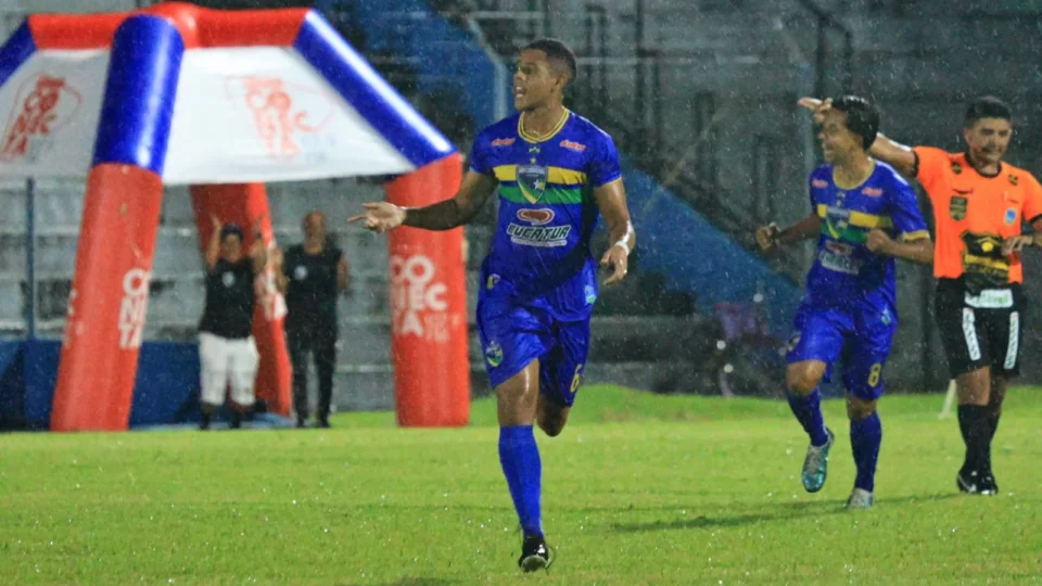 Rondoniense supera o Genus sob chuva e vence no Aluízio Ferreira por 2 a 0