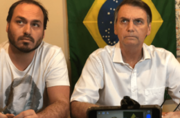 ‘É inacreditável’, dispara Carlos Bolsonaro ao visitar pai na Papudinha