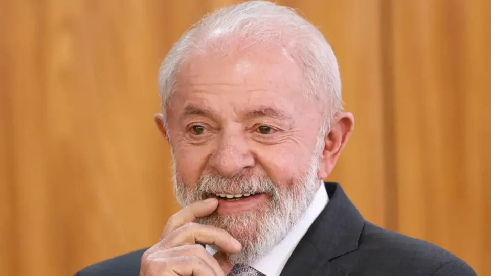 Lula lidera cenários eleitorais, mas 51% dos brasileiros não o aprovam para reeleição