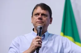 Adiamento de visita a Bolsonaro expõe cautela de Tarcísio sobre eleições de 2026