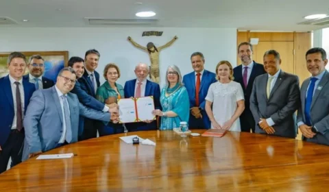 Lula assina MP e eleva piso dos professores para R$ 5,1 mil