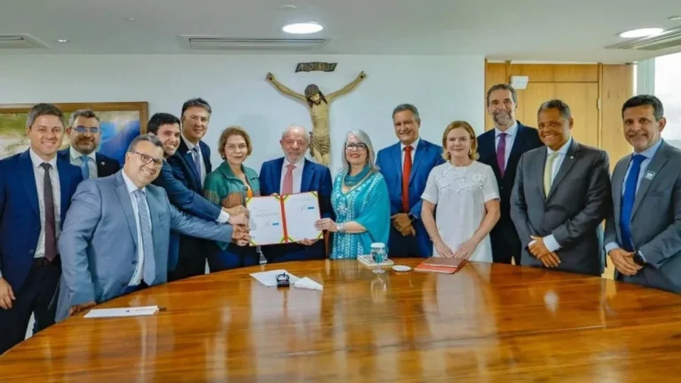 Lula assina MP e eleva piso dos professores para R$ 5,1 mil