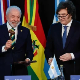 Milei afirma que não usa nomes de esquerda em seus cachorros e descarta ‘Lula’