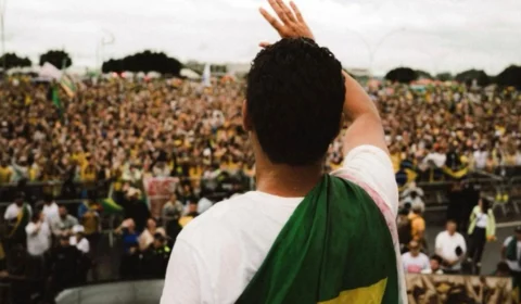 Chuva e raio marcam ato de Nikolas Ferreira durante encerramento da caminhada