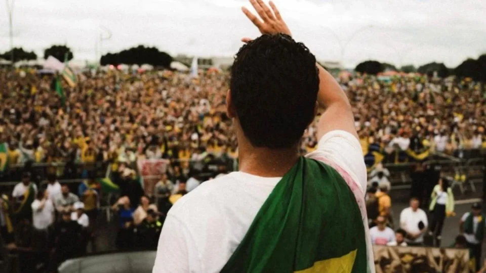 Chuva e raio marcam ato de Nikolas Ferreira durante encerramento da caminhada