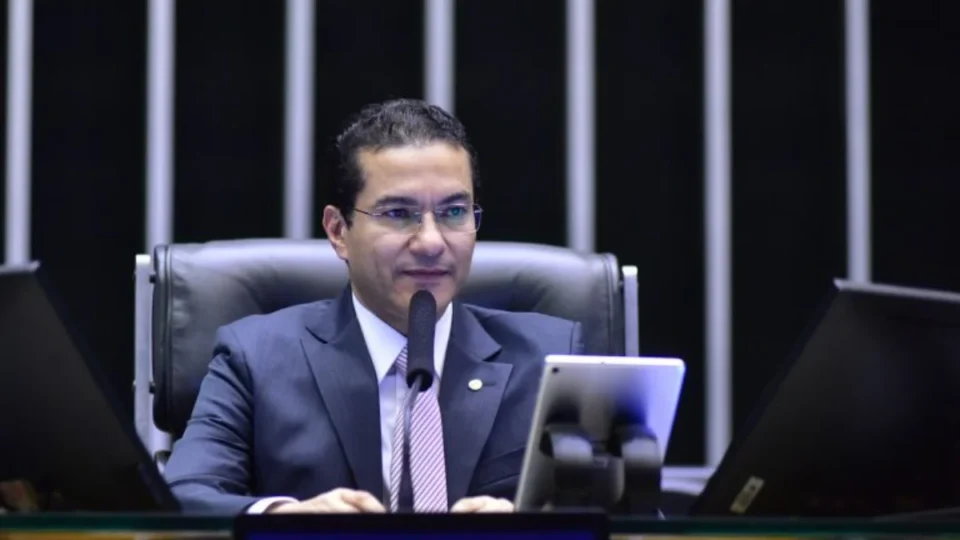 Republicanos relativiza apoio a Flávio Bolsonaro e expõe disputa na direita