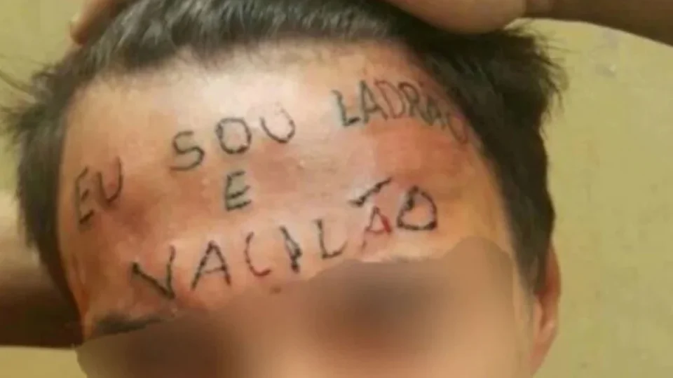 ‘Ladrão e vacilão’: jovem com tatuagem na testa é preso novamente