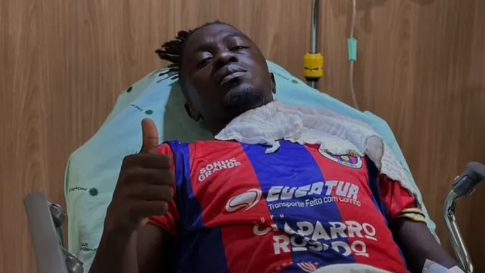 Karl Mboudou passa por exames após lesão e permanece em observação