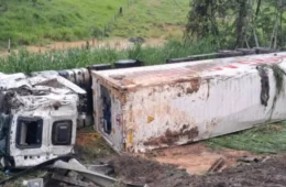 Carreta tomba na BR-364 em trecho conhecido como “Curva da Noiva”, em Rondônia