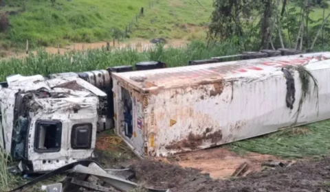 Carreta tomba na BR-364 em trecho conhecido como “Curva da Noiva”, em Rondônia