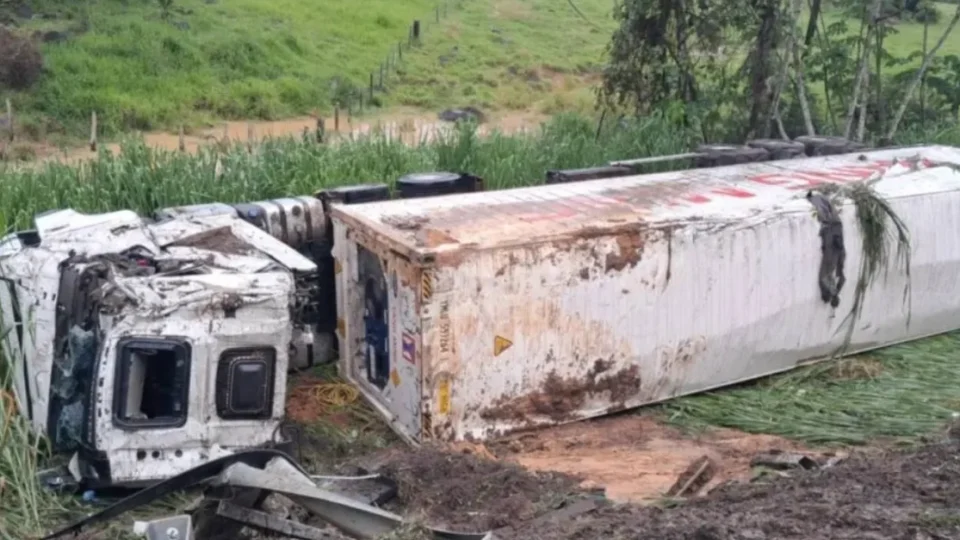 Carreta tomba na BR-364 em trecho conhecido como “Curva da Noiva”, em Rondônia