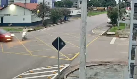 Motociclista fica gravemente ferido após colisão com carro na região central de Porto Velho