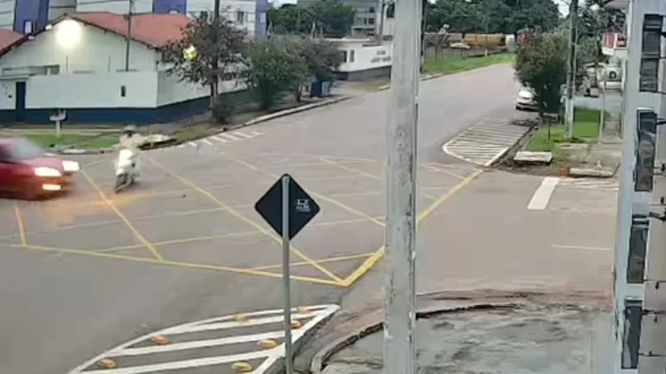 Motociclista fica gravemente ferido após colisão com carro na região central de Porto Velho