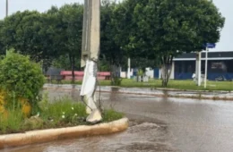 Poste danificado por carreta oferece risco há quase três semanas em praça de Vilhena