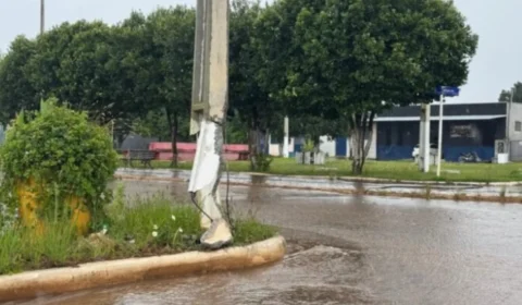 Poste danificado por carreta oferece risco há quase três semanas em praça de Vilhena