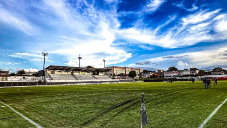 Estádio Aglair Tonelli tem iluminação noturna restaurada e fica apto para jogos à noite