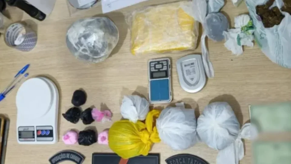 PM desarticula dois pontos de tráfico e prende suspeitos em operação em Jaru