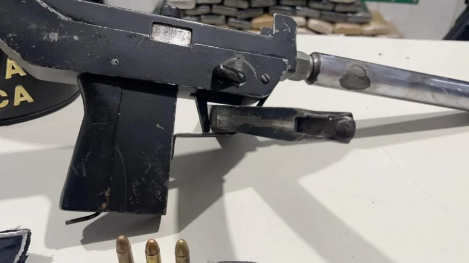 Monitorado por tornozeleira é preso armado dentro de ônibus na zona leste de Porto Velho