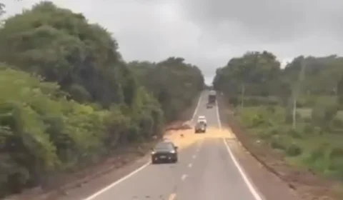 Carreta graneleira tomba na BR-364 entre Vilhena e Pimenta Bueno