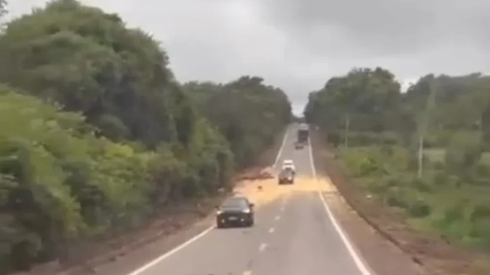 Carreta graneleira tomba na BR-364 entre Vilhena e Pimenta Bueno