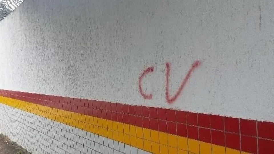 Jovem é detido após pichar muro de unidade do Exército em Porto Velho