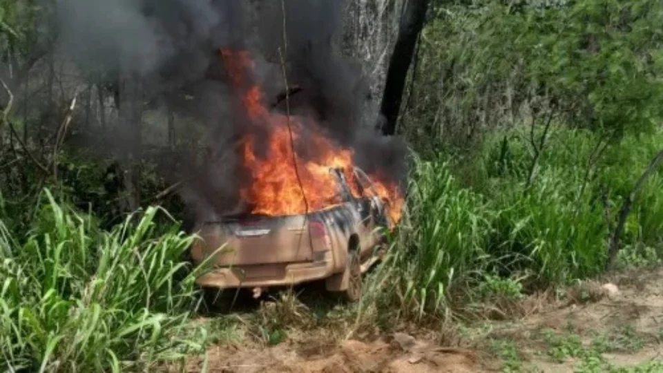 Picape sai da pista, atinge árvore e é destruída por incêndio na BR-364, em Vilhena