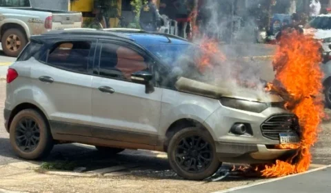 Carro é destruído por incêndio no centro de Vilhena