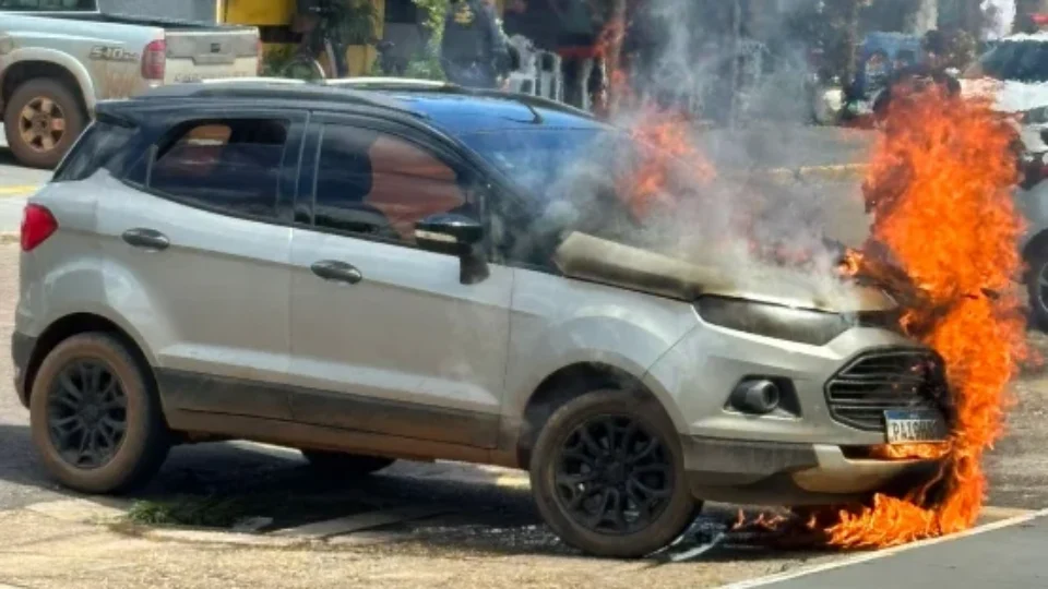 Carro é destruído por incêndio no centro de Vilhena
