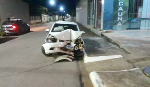 Motorista abandona veículo após colidir com poste na Avenida Pinheiro Machado em Porto Velho