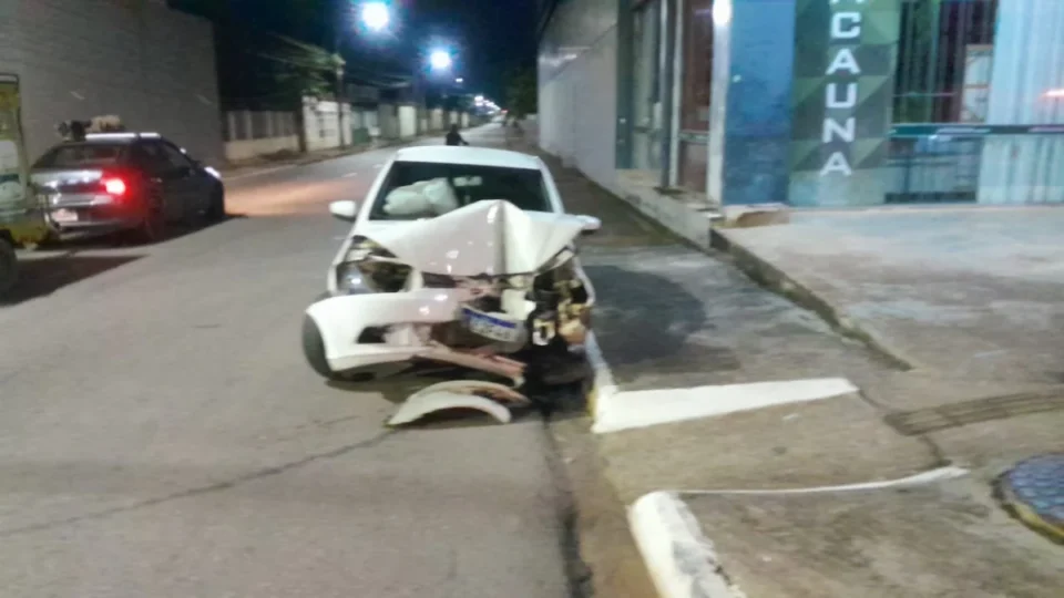 Motorista abandona veículo após colidir com poste na Avenida Pinheiro Machado em Porto Velho