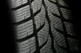 Ônibus que capotou em SP seguia viagem com pneu a menos, aponta investigação