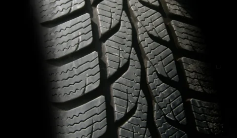 Ônibus que capotou em SP seguia viagem com pneu a menos, aponta investigação