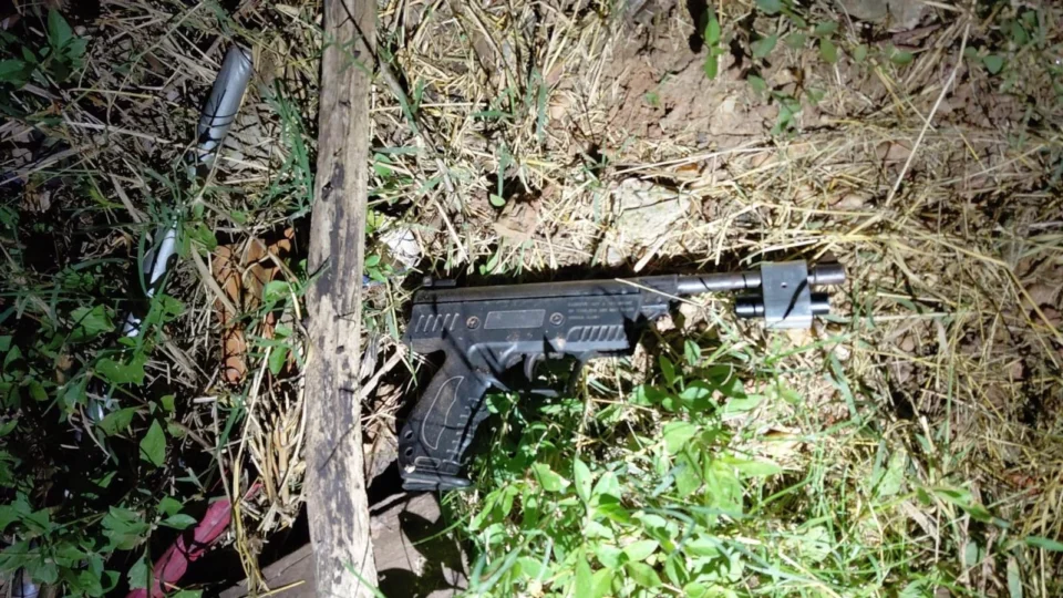 Suspeito de roubo a adolescentes é preso com simulacro e mandado em aberto em Cacoal