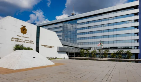 Título de cidadão a Flávio Bolsonaro vira recado político na Aleam