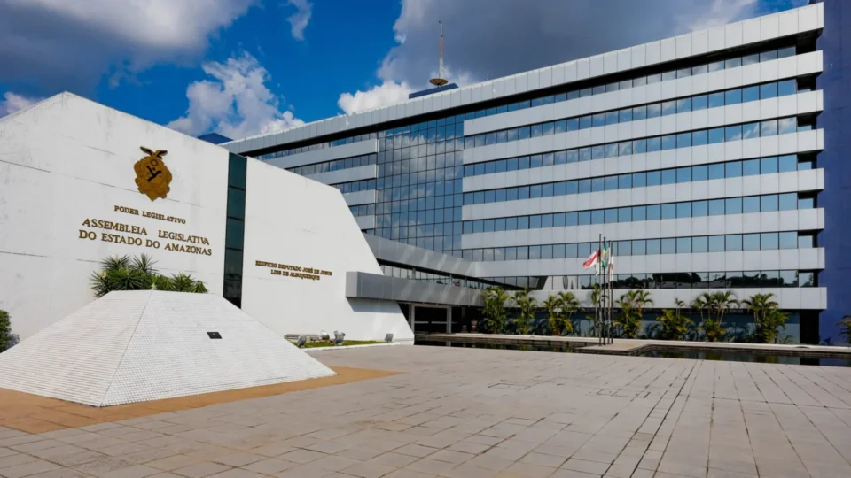 Título de cidadão a Flávio Bolsonaro vira recado político na Aleam