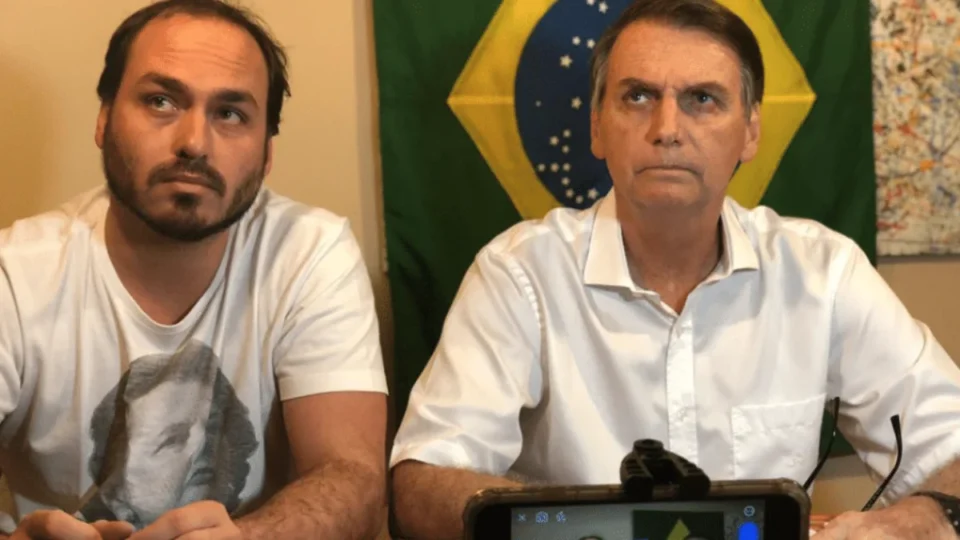‘Abatido, apático e soluçando’: Carlos Bolsonaro descreve visita ao pai na Papuda