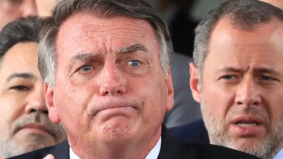 Bolsonaro e generais devem enfrentar pedido de expulsão das Forças Armadas