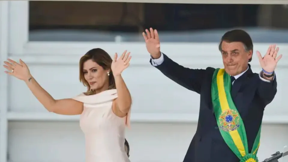 Em manuscrito, Bolsonaro celebra 18 anos de casado com Michelle: ‘sou 100% fiel’