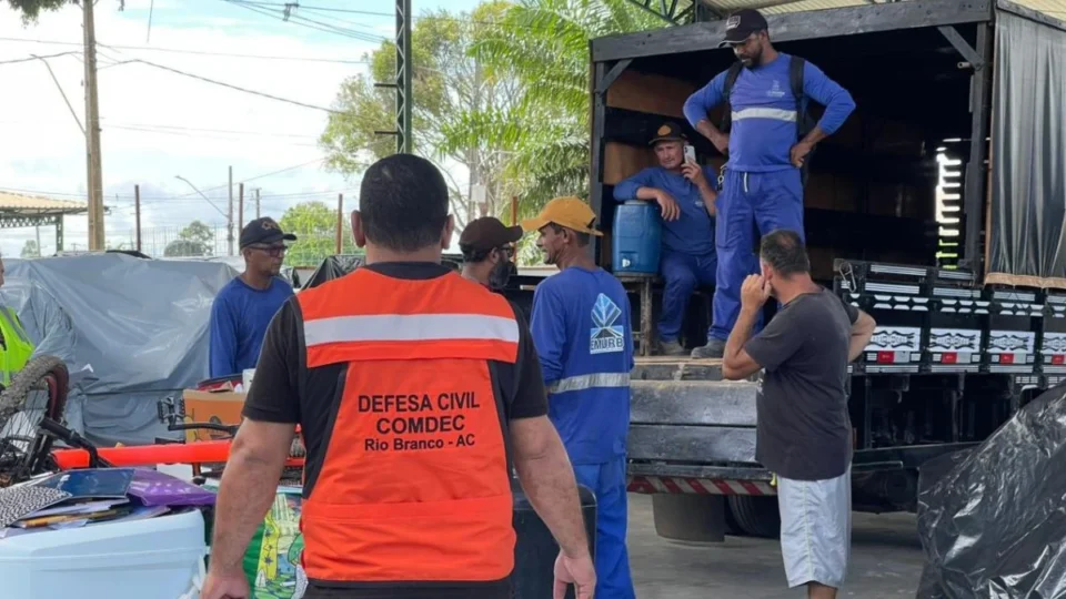 Famílias começam a deixar abrigo após vazante do Rio Acre na capital