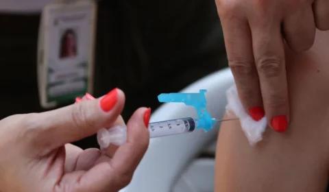 Governo inicia vacinação nacional contra dengue com profissionais do SUS