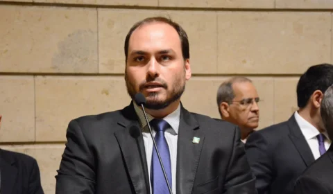 Carlos Bolsonaro anuncia novo pedido de prisão domiciliar para o pai