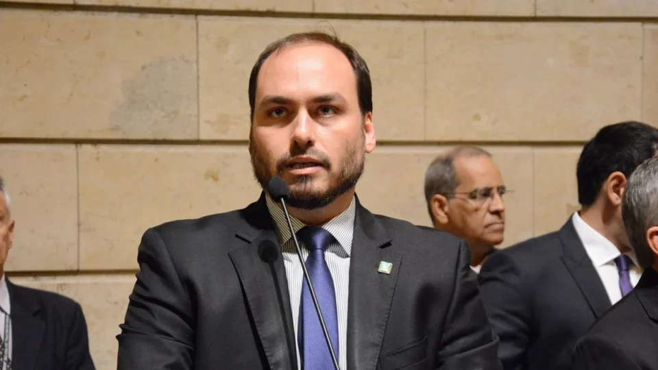 Carlos Bolsonaro anuncia novo pedido de prisão domiciliar para o pai