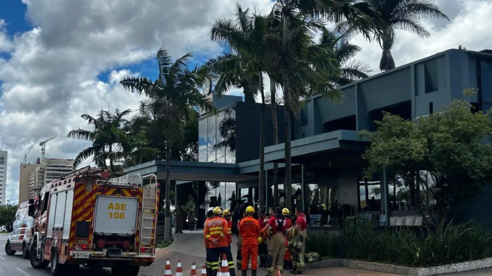 Fogo atinge cozinha de restaurante no centro de Brasília