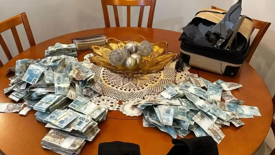 PF apreende mala com dinheiro jogada pela janela em operação sobre Rioprevidência