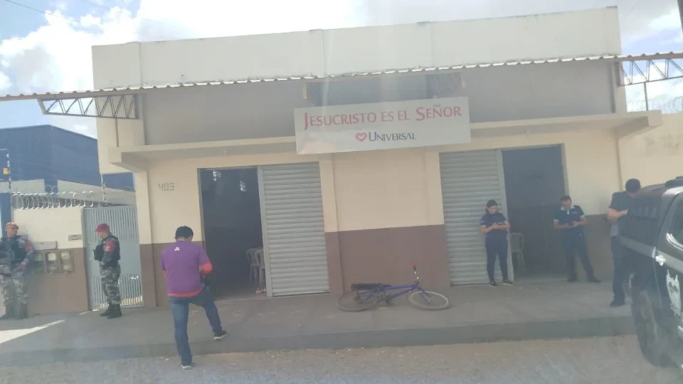 Homem em situação de rua leva três tiros dentro de igreja Universal