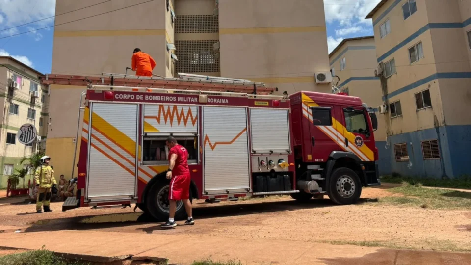 Fogo atinge terceiro andar de prédio e deixa menino queimado